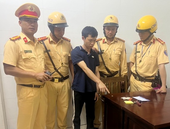Đội Cảnh sát giao thông số 3 bắt đối tượng tàng trữ trái phép chất ma túy